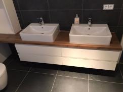 Waschtisch in weiß mit Holzplatte und zwei Waschbecken